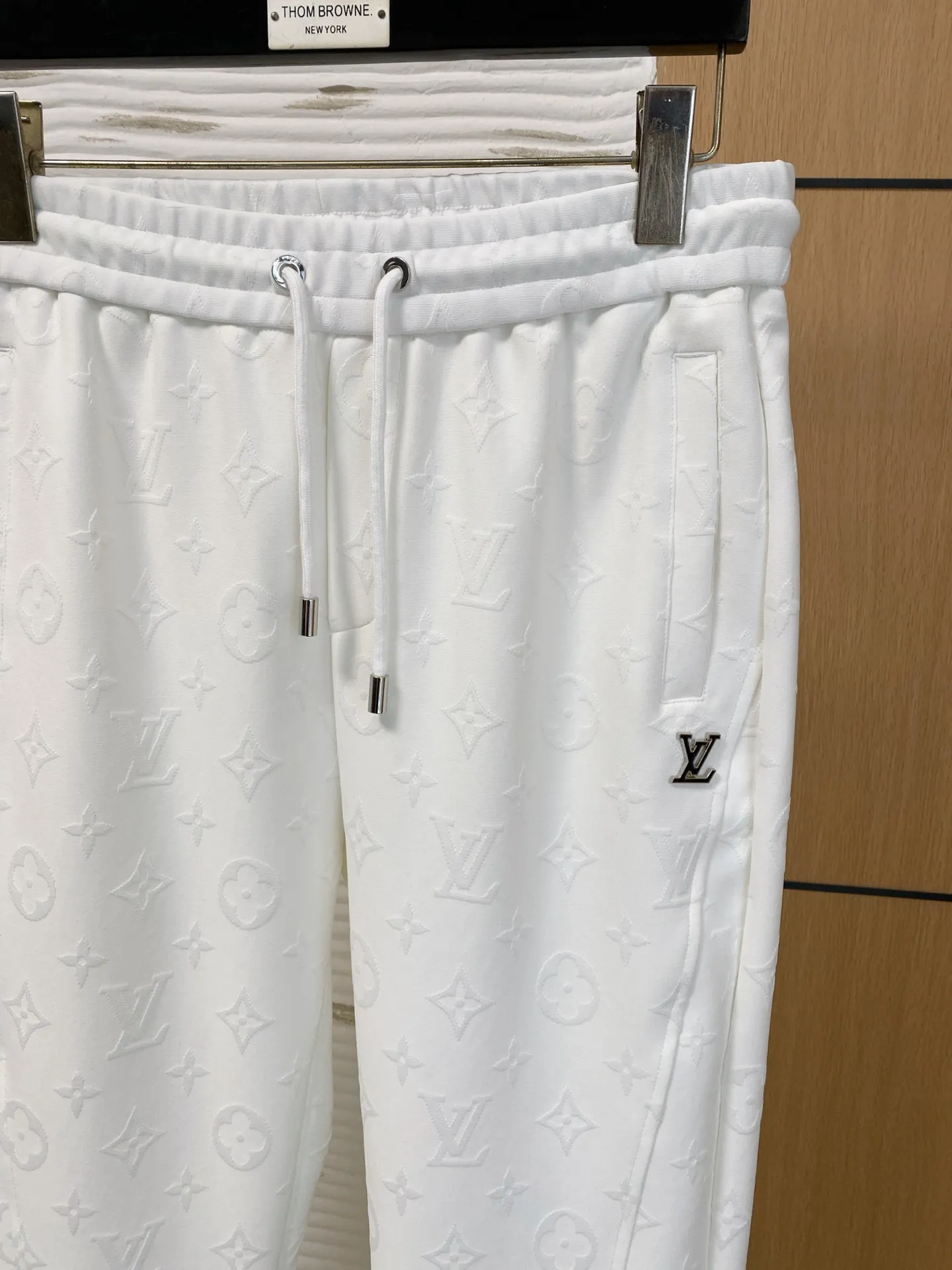 🅿️720 LV 2025 autumn and winter new counter, the same casual Tencel cotton fabric suit, breathable, comfortable and casual! Full of high-end feel! The details are exquisite and high-end, and the workmanship is impeccable! The original high-end fabric is very high-end! The fabric is crisp, anti-wrinkle and wear-resistant, warm, neat and stylish. Everyone must buy a set this autumn and winter. They must look cool and cool when wearing it. This is a model that we highly recommend! M-3XL